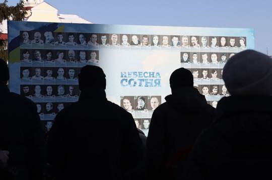 Karā pret Krieviju bojā gājuši vairāk nekā simt tūkstoši Ukrainas bruņoto spēku karavīru, ievainoto ir vēl daudz vairāk. Šajās dienās Ukrainā piemin arī Eiromaidanā 2014. gada 20. februārī bojāgājušos – attēlā piemiņas pasākums pie memoriāla "Nebesna sotņa" ("Debesu simts").