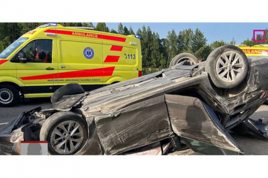 Automašīna, kurā brauca Gunta Vaičule ar saviem tuviniekiem un kuru vadīja viņas vīrs Mārtiņš, pēc trieciena apmeta vairākus kūleņus.