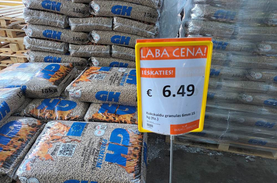 Kokskaidu granulu ažiotāža un arī cenas pamazām krītas. Atsevišķos veikalos granulas bija nopērkamas arī aizvadītās svētdienas vakarā. Kokskaidu granulu ažiotāža un arī cenas pamazām krītas. Atsevišķos veikalos granulas bija nopērkamas arī aizvadītās svētdienas vakarā.