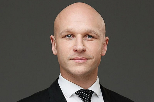 Māris Sīklis, "Ignitis ON" elektromobilitātes vadītājs Latvijā: "Uzlādes staciju izvietošana pie mazumtirdzniecības veikaliem un tirdzniecības centriem ir izplatīta prakse daudzviet Eiropā."