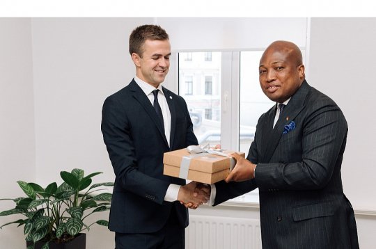 "Lionpro Group" īpašnieks un vadītājs Jānis Kuļikovskis (pa kreisi) ir gandarīts, ka panākta vienošanās ar Ganas Republikas ārlietu ministru Samuelu Okudzeto Ablakvu par ekonomisko sadarbību, kas uzņēmumam ļaus vēl plašāk izvērsties Āfrikā. Dāvanā Ganas ministrs saņem latviešu tautiskos dūraiņus un grāmatu par to adīšanu.