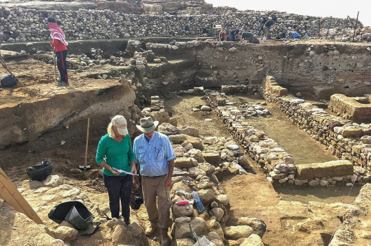 Izrakumos atklāts, ka Bībeles grēka pilsētas Sodomu un Gomoru iznīcināja meteora sprādziens, kas sadedzināja visus 8000 iedzīvotāju. Meteors eksplodēja virs pilsētām pirms 3650 gadiem, radot milzīgu uguns bumbu.