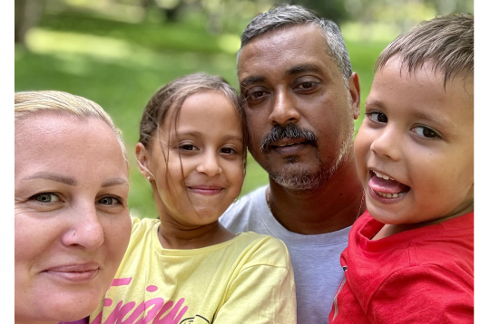 Ar vīru Dinešu Ilga sarunājas angliski, bet bērni ir poligloti –
runā latviešu, hindu, angļu, kreolu un franču valodā.