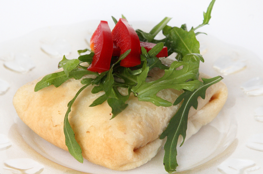 Ar biezpienu, rukolu un papriku pildītas pankūkas.