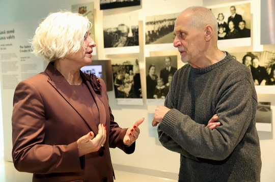 Saeimas priekšsēdētāja Daiga Mieriņa tikšanās laikā ar Aleksandru Rotbergu jeb Sandru Rīgu.