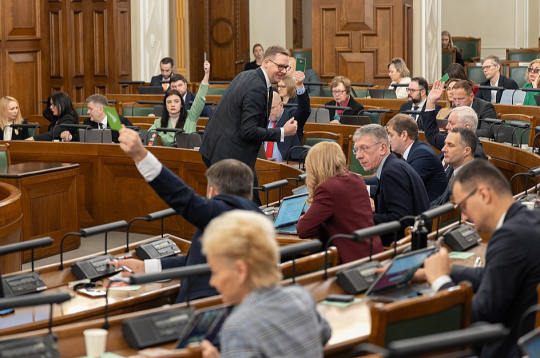 Grūti saskaitīt, cik reizes opozīcija 14. Saeimā ierosinājusi kāda ministra atbrīvošanu no amata un cik reizes noticis deputātu balsojums par demisijas prasīšanu. Nevienā iepriekšējā sasaukumā šis parlamentārās darbības instruments nav izmantots tik bieži kā šajā Saeimā. Grūti saskaitīt, cik reizes opozīcija 14. Saeimā ierosinājusi kāda ministra atbrīvošanu no amata un cik reizes noticis deputātu balsojums par demisijas prasīšanu. Nevienā iepriekšējā sasaukumā šis parlamentārās darbības instruments nav izmantots tik bieži kā šajā Saeimā.