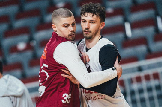 Kristera Zorika (no labās) un Kristapa Ķilpa "deja" Latvijas izlases treniņā, gatavojoties svarīgajām spēlēm pret Poliju.