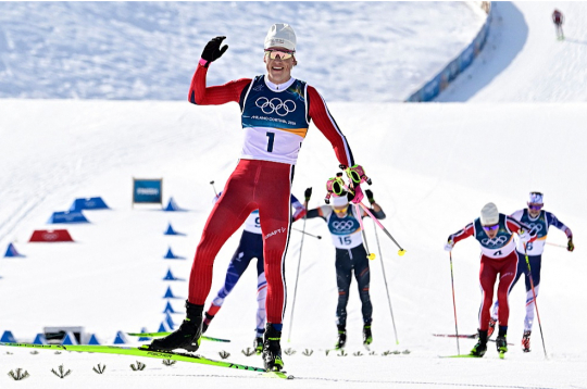Milānas–Kortīnas olimpisko spēļu vīriešu distanču slēpošanas sacensību ierastākais skats – norvēģis Johanness Klēbo finišē priekšā visiem pārējiem. Milānas–Kortīnas olimpisko spēļu vīriešu distanču slēpošanas sacensību ierastākais skats – norvēģis Johanness Klēbo finišē priekšā visiem pārējiem.