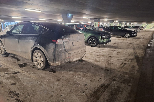 Reģistrācijas numurzīmei jābūt salasāmai vismaz 20 metru attālumā, taču šķīdonī ar to "nokrāmēties" daudziem laika neatliek. Reģistrācijas numurzīmei jābūt salasāmai vismaz 20 metru attālumā, taču šķīdonī ar to "nokrāmēties" daudziem laika neatliek.