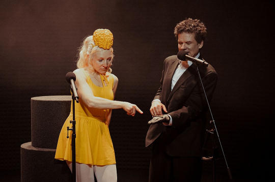 Guna Zariņa un Vilis Daudziņš Matīsa Kažas izrādē "Apbrīnas ieleja".