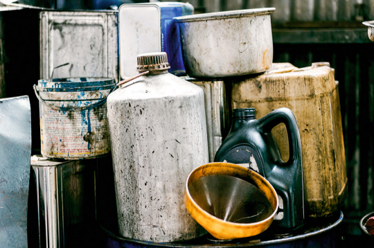 Naftas produktu atkritumi (tehniskās eļļas jeb smēreļļas un to filtri), piemēram, no dārza tehnikas, tiek uzskatīti par bīstamiem atkritumiem, tos kategoriski aizliegts izmest sadzīves atkritumos.