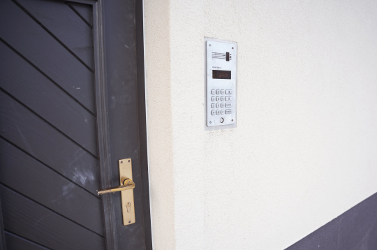 Daudzdzīvokļu nama durvis. Ilustratīvs attēls. Daudzdzīvokļu nama durvis. Ilustratīvs attēls.