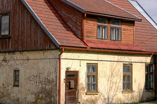 Lai atjaunotu vēsturisku mūra ēku, svarīgi novērst iespējamos bojājumu cēloņus un izvēlēties atbilstīgus materiālus. 