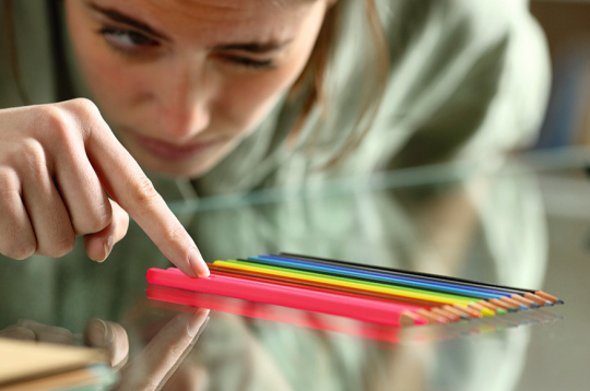 Par problēmu var liecināt pārmērīga vēlme izkārtot priekšmetus noteiktā veidā: simetriski, pēc krāsām, lieluma, skaita vai citiem kritērijiem. Tiek veltīts daudz laika, lai perfekti izkārtotu, piemēram, rakstāmpiederumus uz galda.