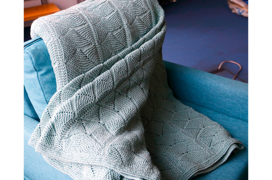 Adīts pārklājs gultai.