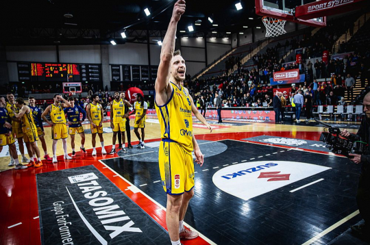Mareks Mejeris teic paldies "Stal" faniem par atbalstu. Pēdējos gados viņam palaimējies nokļūt pilsētās, kur mīl basketbolu, tā tas ir arī Ostruvā Lielpolijā.