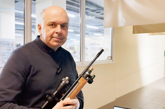 Pieredzējušais sporta šāvējs Agnis Dombrovics. Pieredzējušais sporta šāvējs Agnis Dombrovics.