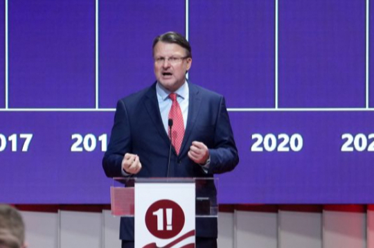 Partijas "Latvija pirmajā vietā" priekšsēdētājs, Rīgas domes deputāts Ainārs Šlesers. Partijas "Latvija pirmajā vietā" priekšsēdētājs, Rīgas domes deputāts Ainārs Šlesers.