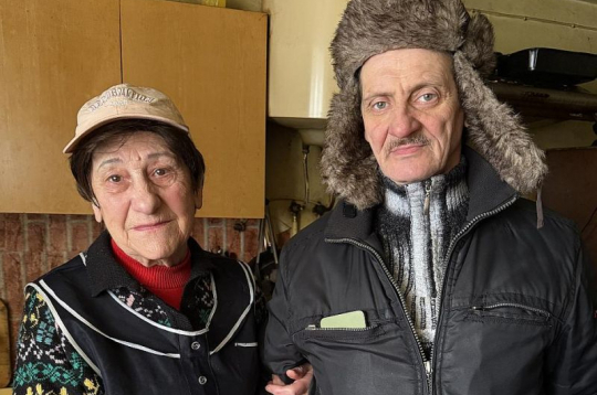 Ilga Vanuška Gulbenē jau 18 gadus pēc savas iniciatīvas vāra zupu un izdala to visiem, kuri lūdz. Viņai palīdz audžudēls Roberts.