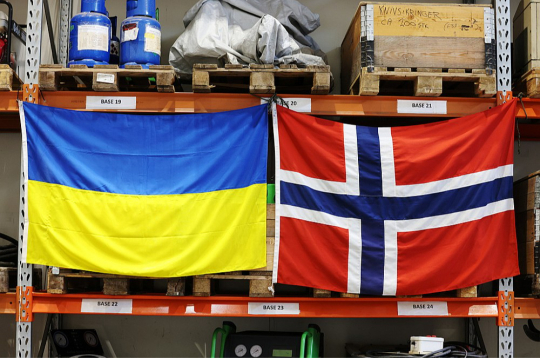Ukrainas karavīri izvietojuši savu karogu blakus Norvēģijas karogam darbnīcā, kur notiek apmācības. Ukrainas karavīri izvietojuši savu karogu blakus Norvēģijas karogam darbnīcā, kur notiek apmācības.