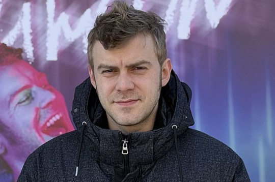 Valts Skuja: "Atveidošu reālu cilvēku, mūziķi Mārtiņu Freimani, kurš vēl samērā nesen bija starp mums. Tiesa, uz skatuves jau tomēr no sevis pilnībā neaizbēgšu, bet zinu, kas man jāizdara, un centīšos, lai skatītāji atpazītu Freimani." Valts Skuja: "Atveidošu reālu cilvēku, mūziķi Mārtiņu Freimani, kurš vēl samērā nesen bija starp mums. Tiesa, uz skatuves jau tomēr no sevis pilnībā neaizbēgšu, bet zinu, kas man jāizdara, un centīšos, lai skatītāji atpazītu Freimani."