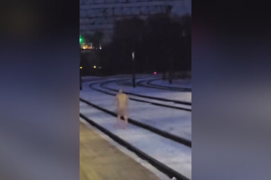 Kails vīrietis staigā pa sliedēm Torņakalna stacijas tuvumā.