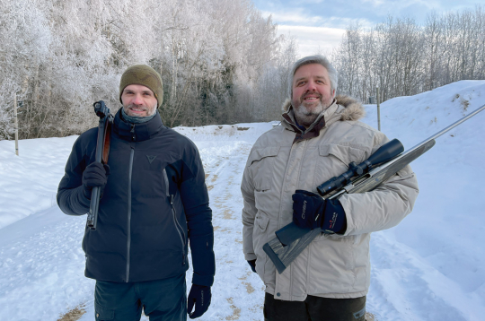 Mednieku skolas "Taurs" vadītāji un šautuves saimnieki Kārlis un Mārtiņš Dadeiki.