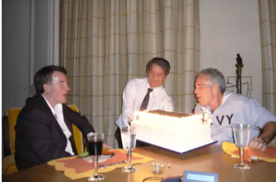 Pīters Mandelsons (pa kreisi) un dzimumnoziedznieks Džefrijs Epstīns.