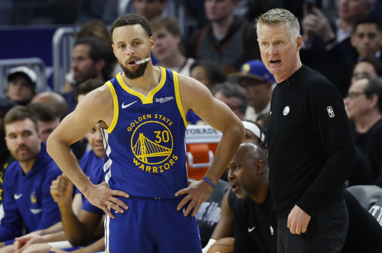 Goldensteitas “Warriors” galvenais treneris Stīvs Kers (pa labi) un Goldensteitas “Warriors” aizsargs Stefens Karijs (pa kreisi) NBA spēles otrajā puslaikā starp Ņujorkas “Knicks” un Goldensteitas “Warriors” Sanfrancisko, Kalifornijā, ASV, 2026. gada 15. janvārī.