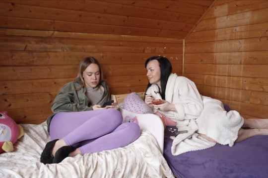 Estere ignorē mammas lūgumu piedalīties Bindru ģimenes rēķinu apmaksā.