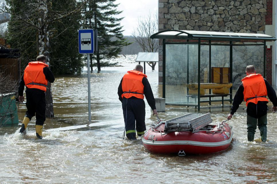 Pēdējos lielos palus un ar tiem saistītos plūdus Latvija ir piedzīvojusi 2013. gadā. Attēlā: glābēji Pļaviņās 2013. gada 19. aprīlī.
