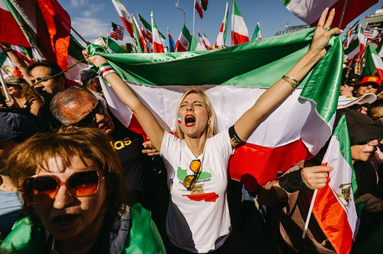 Irāņu diaspora Losandželosā svin ajatollas Alī Hāmeneī nāvi. Irānas valsts mediji oficiāli apstiprinājuši, ka augstākais līderis Hāmeneī sestdien gāja bojā ASV un Izraēlas triecienos Teherānai. Irāņu diaspora Losandželosā svin ajatollas Alī Hāmeneī nāvi. Irānas valsts mediji oficiāli apstiprinājuši, ka augstākais līderis Hāmeneī sestdien gāja bojā ASV un Izraēlas triecienos Teherānai.