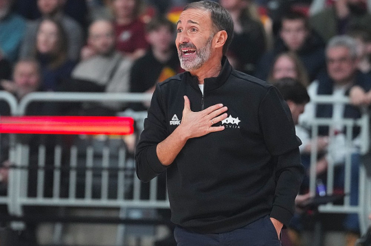 Sito Alonso pirmās četras spēles Latvijas izlases galvenā trenera amatā sagādājušas lielu vilšanos. Mēs nesaprotam spāni vai spānis mūs? Sito Alonso pirmās četras spēles Latvijas izlases galvenā trenera amatā sagādājušas lielu vilšanos. Mēs nesaprotam spāni vai spānis mūs?