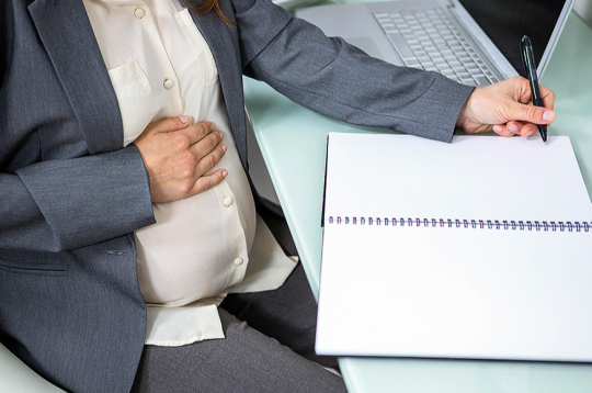 Darba devējam jānodrošina veselības apdrošināšanas polise arī darbiniecei bērna kopšanas atvaļinājumā.