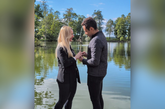 Vineta Pētersone tiek bildināta. Vineta Pētersone tiek bildināta.