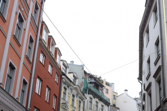 Latvijā ir vairāki simti ēku, kas vienlaikus pieder pat pāri par desmit īpašniekiem. Jaunie Civilprocesa likuma grozījumi varētu padarīt vieglāku šādu ēku sadalīšanu dzīvokļu īpašumos.