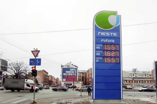 Kamēr valda liela nenoteiktība, degvielas tirgus dalībnieki arī Latvijā saglabā piesardzību. Jau pirmdien, 2. martā, salīdzinot ar piektdienu, 27. februāri, degvielas cena pakāpās "Neste" un "Circle K" degvielas uzpildes stacijās (DUS), kamēr citos degvielas mazumtirdzniecības tīklos ("Virši", "Viada" un "Kool") cena vēl turējās uz vietas.