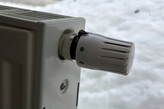 Šī termogalva jāregulē ar roku. Taču, lai to lietotu korekti, apkures sistēmai jābūt ierīkotai atbilstoši.