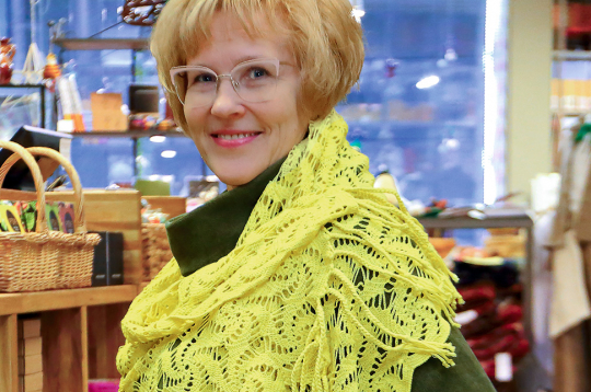 Šalle dzirnaviņu rakstā. Demonstrē Zinaida Arklone.