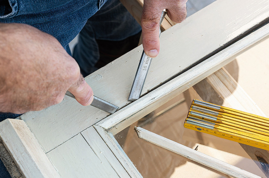 Ar koka līstītēm nostiprināts stikls.