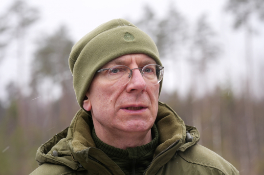 Valsts prezidents Edgars Rinkēvičs vizītes laikā Latvijas-Krievijas robežas posmā Liepnas niedrājos.