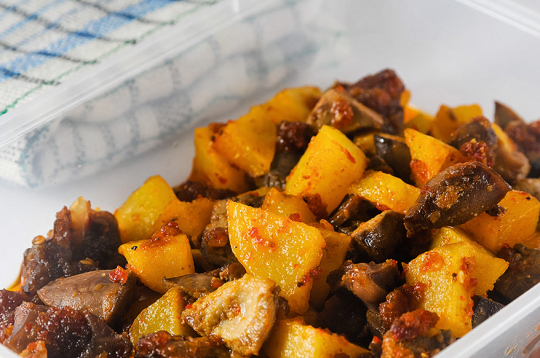 Vistu aknas ar kartupeļiem.