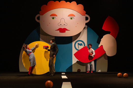 No kreisās: Ieva Estere Barkāne – ēdnīcas saimniece, Tomass Ralfs Ābolkalns – laupītājs Bernhards, Kārlis Dzintars Zahovskis – Maksītis Pihelšteinietis.