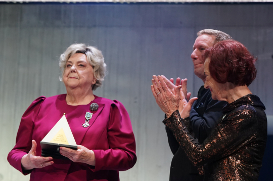 Balvas par mūža ieguldījumu skatuves mākslā saņēmējas, Dailes teātra aktrises Ilze Vazdika (no kreisās) un Lidija Pupure piedalās "Spēlmaņu nakts" apbalvošanas ceremonijā Valmieras Drāmas teātrī. Balvas par mūža ieguldījumu skatuves mākslā saņēmējas, Dailes teātra aktrises Ilze Vazdika (no kreisās) un Lidija Pupure piedalās "Spēlmaņu nakts" apbalvošanas ceremonijā Valmieras Drāmas teātrī.