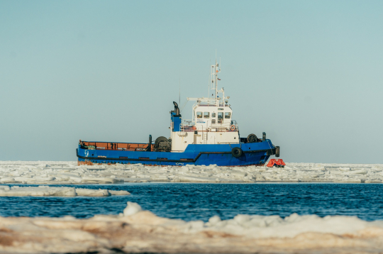 Uz sēkļa uzstumtais loču kuģis.
