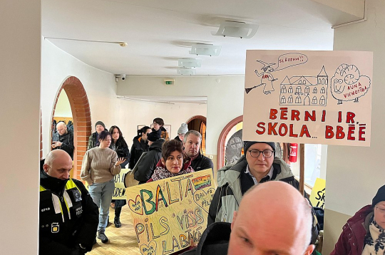 Baldones vecāki domes sēdē protestēja pret Ķekavas novada deputātu lēmumu Baldones sākumskolu pievienot vidusskolai.
