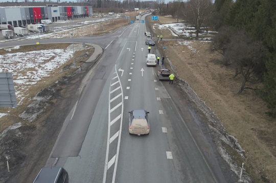 Negadījuma vieta Ķekavas novadā, kur automašīna otrdien notrieca gājēju.
