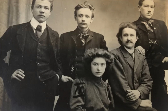 Londonas policijas arhīva foto parāda kaujinieku grupas vadītāju Jāni Luteru “Bobi” (no kreisās), kaujinieku Kristapu
Salniņu “Grišku”, kurš Helsinku uzbrukumā nepiedalījās, un
Jēkabu Dubelšteinu “Jēpi”. Vīrietis, kurš sēž, nav zināms.
Meitene ir revolucionāre, vēlāk gleznotāja Otīlija Leščinska (1884–1923).