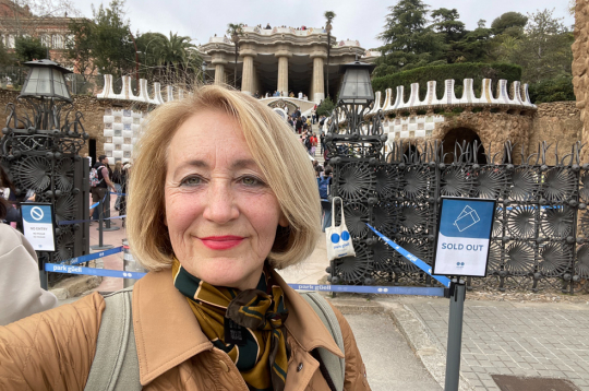 Raksta autore Ilze Pētersone pie Guela parka ieejas, kur uzraksts vēsta, ka visas biļetes pārdotas.