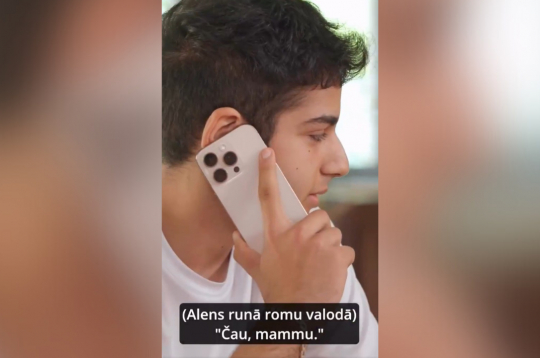 Ekrānuzņēmums no rezonansi izraisījušā video.